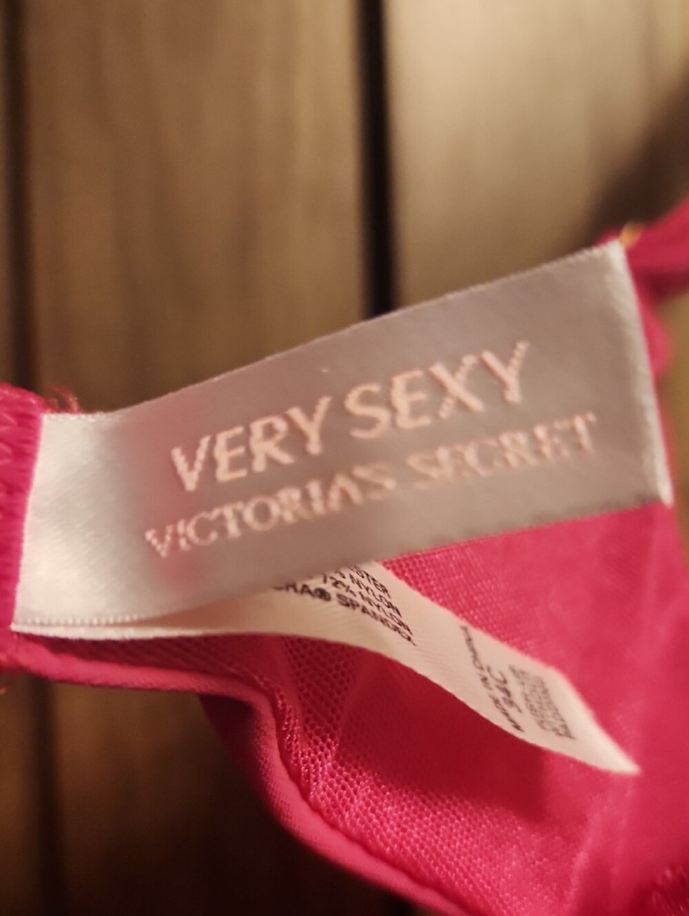 Victoria's Secret Very Sexy Fuschia Floral Lace Underwire Bra - Picture 2 of 11